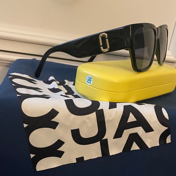 NWOT-Marc Jacob’s Black Sunglasses with Yellow Case - Picture 8 of 10